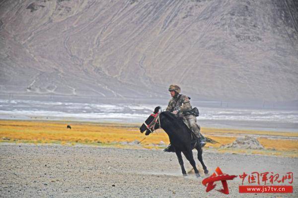 策马扬鞭,守卫边关:新疆军区某红军团英雄营马术训练掠影