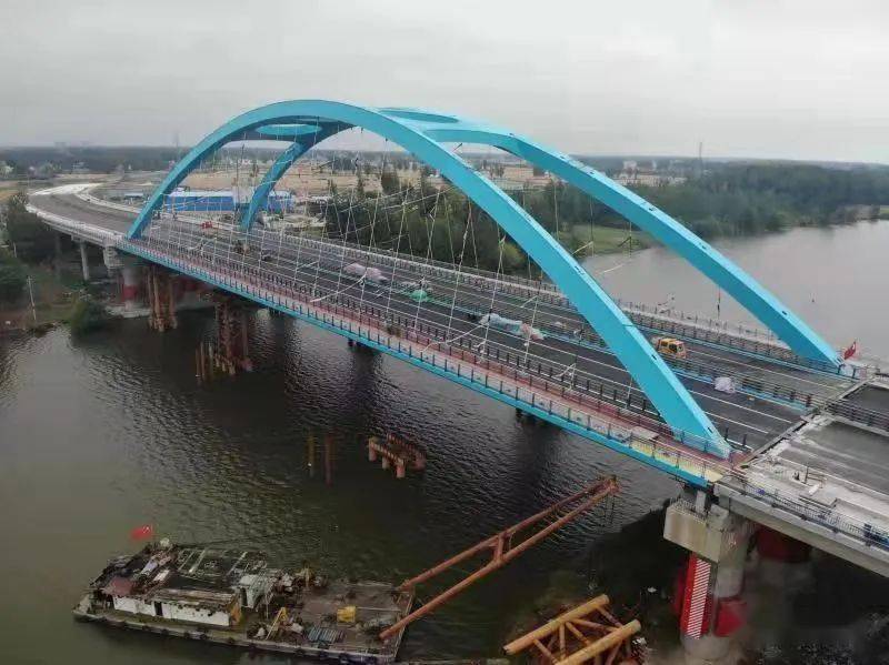 近日,s245涡阳涡河大桥施工现场正紧张有序的进行桥面铺装施工.