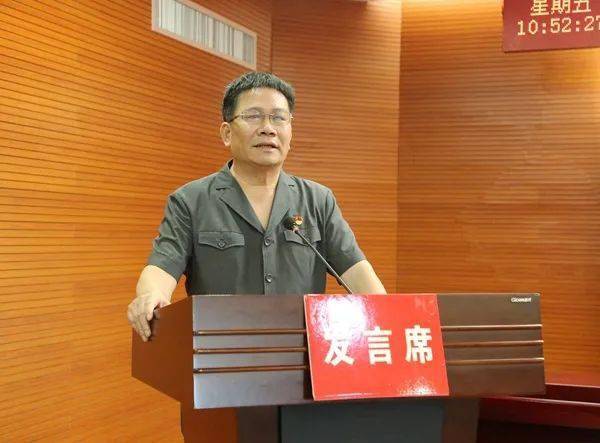党组成员,政治部主任彭武林主持颁发仪式."光荣在党50年"老党员