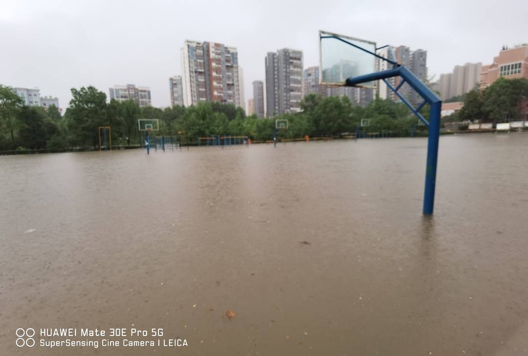 暴雨致操场被淹阻断出路四川开江51名中考考生单独开考