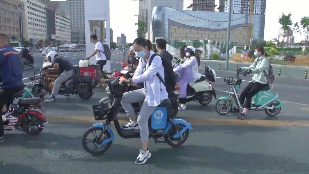 骑共享电动车前先看有没有这样东西!有人被交警警告了!