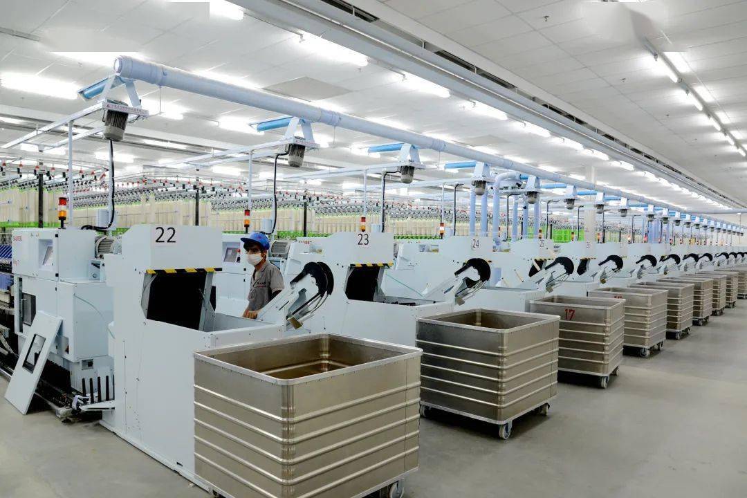 打造差异化产品柔性化制造生产线;一方面积极推进服装智能改造,促进