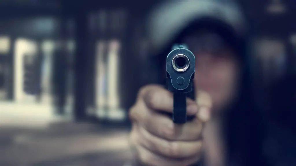 凤凰城发生多起枪击事件,枪手驾车随机开火,1死12伤