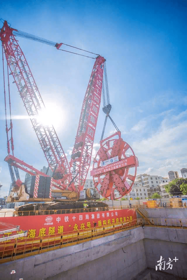 鋼鐵巨龍裝利齒湛江灣海底隧道盾構機刀盤下井