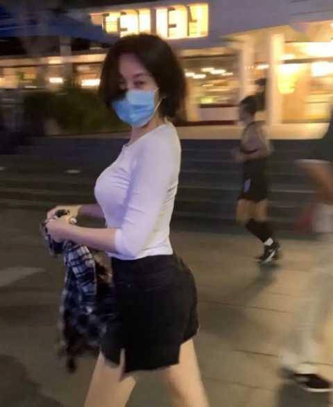 52岁许晴穿11年前旧衣,大秀事业线,好身材呼之欲出
