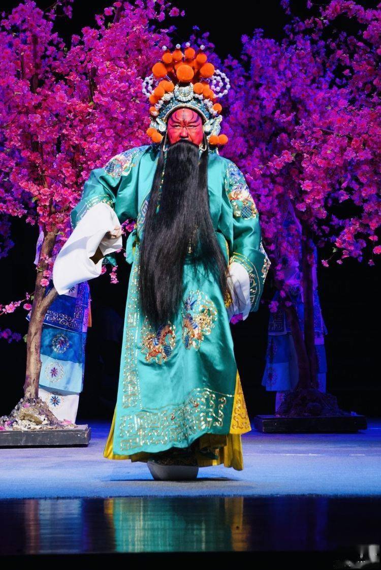 演绎关羽波澜壮阔一生豫剧义薄云天演出掌声一浪高过一浪