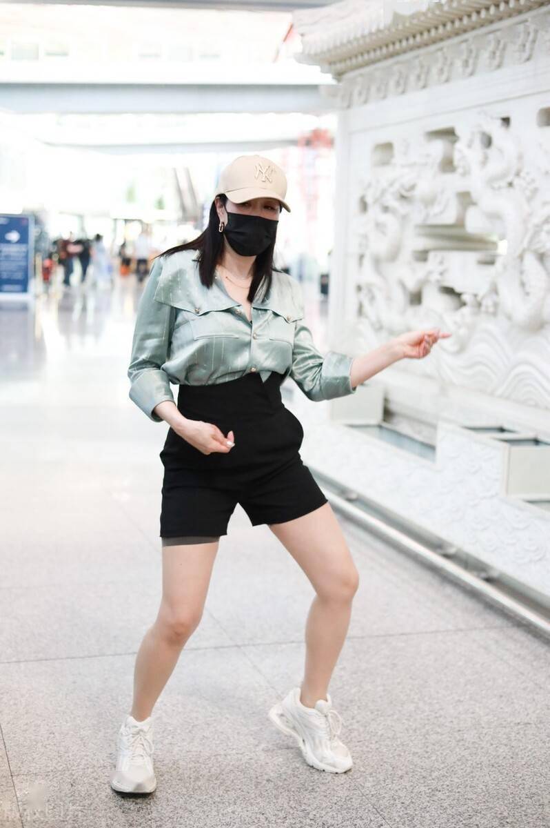 钟丽缇机场秀身材穿真丝衬衫配束腰短裤妖娆身姿真迷人