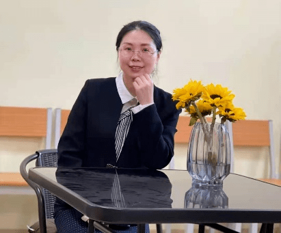 何晶l文语雷红智,毕业于江西师范大学,硕士研究生学历,中学高级教师