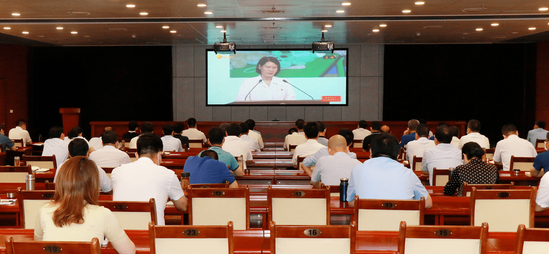 滨海区组织收听收看杨守伟同志先进事迹报告会