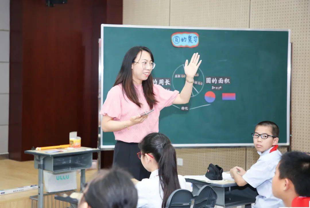 张外本部的朱晓老师复习的是《圆》,朱老师课前初步梳理圆的知识,以"