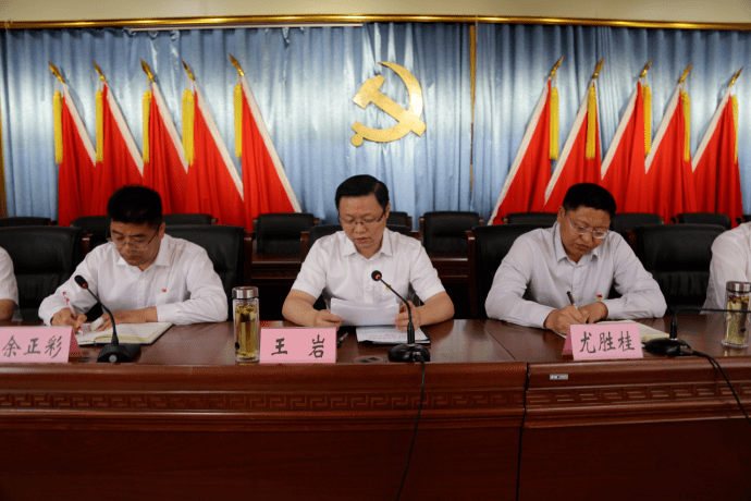 纪念章获得者代表张永庆,赵政奎同志分别发言,两位老党员在生活与工作