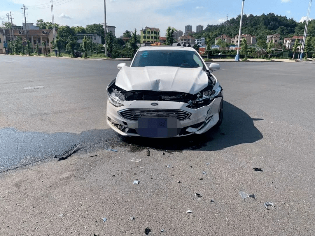 吉安一超市门口两车相撞,奥迪车直接被撞翻,开车都慢点(内附视频)
