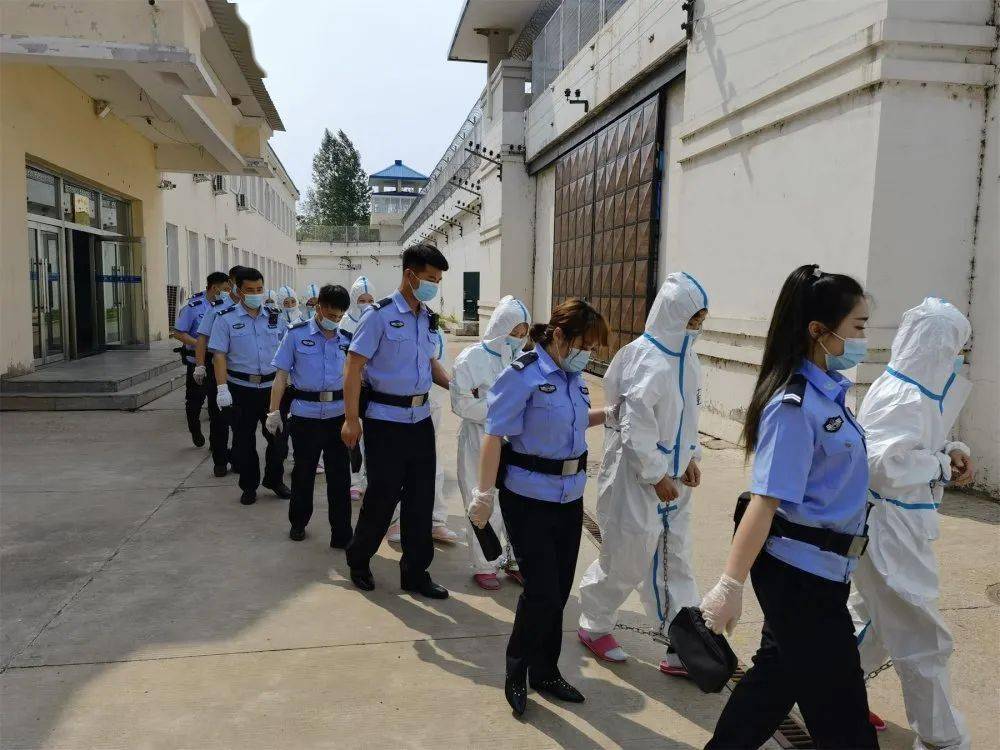 女法警抓捕图片