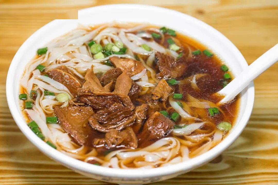 一天只卖4小时的牛腩河粉,是很多东圃街坊追着吃的好味道.