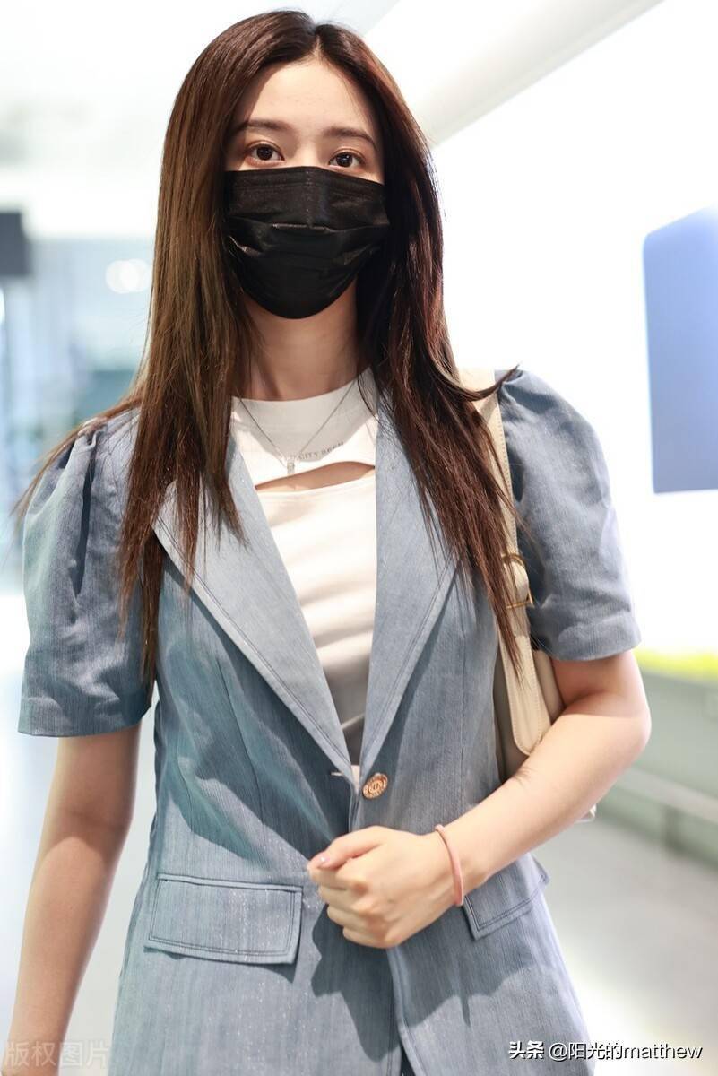 徐艺洋干练十足现身机场身着白色内搭蓝色外套蓝色短裤大秀长腿