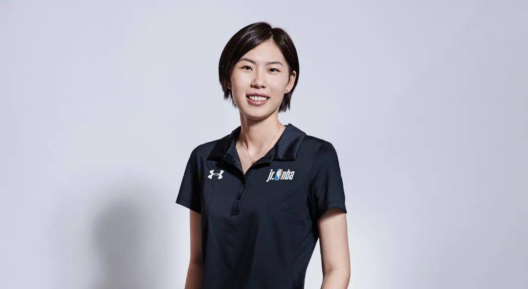 长沙市雅礼中学女子篮球队教练员,湖南省篮球协会教练委员会委员,全省