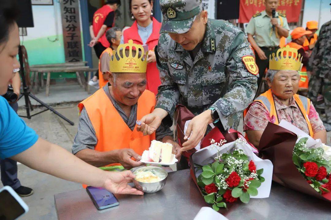 黨史學習教育河南太康縣人武部開展學黨史辦實事為民服務我先行志願