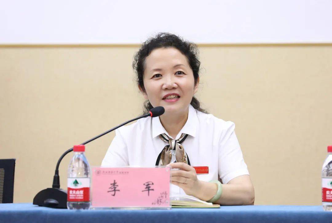 座谈会上,李军副校长首先代表陕师大实验小学"名校 "总校长罗坤,对