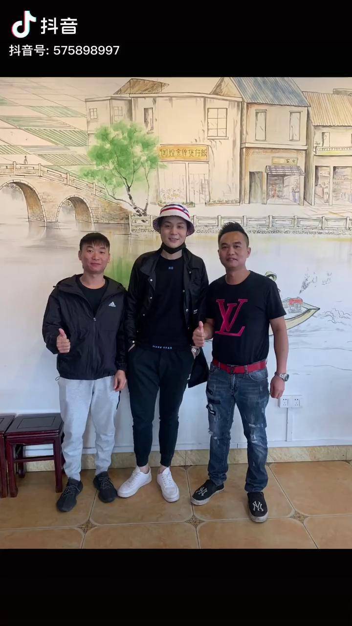 超惊喜网红天栖型男天庥和芳芳到御煌金牌煲仔饭打卡剪刀石头布赢佐奖