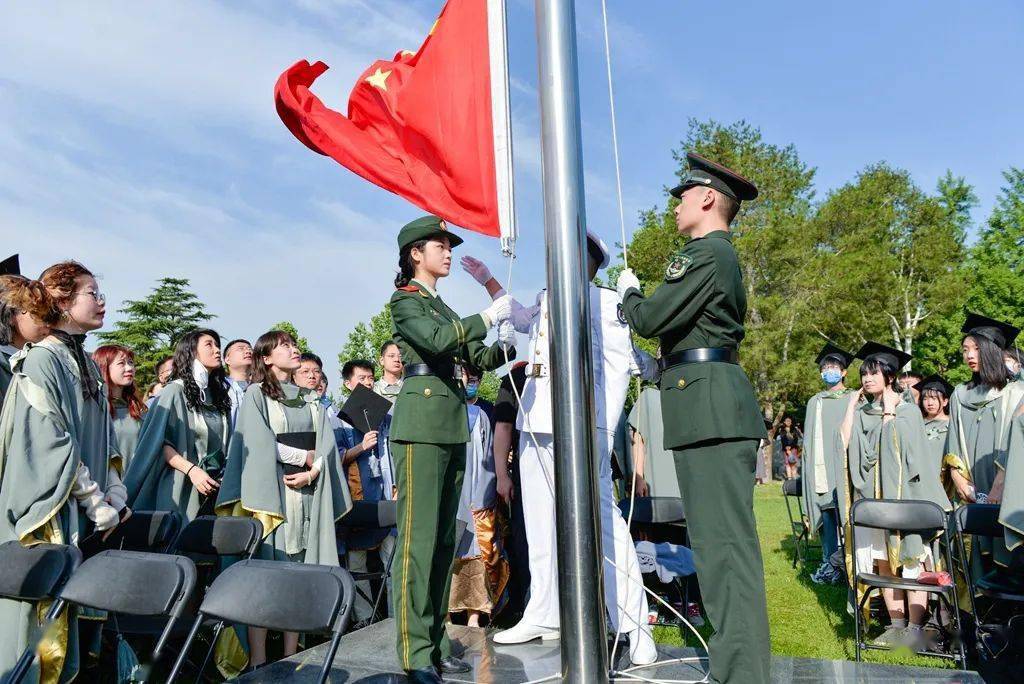 我校退伍大學生士兵升國旗,全體唱國歌