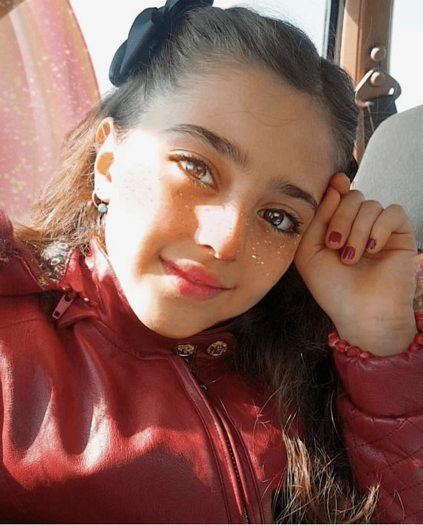 伊朗10岁「全球最美女孩」因太美,父亲辞职做贴身保镖,网友:这就是洋