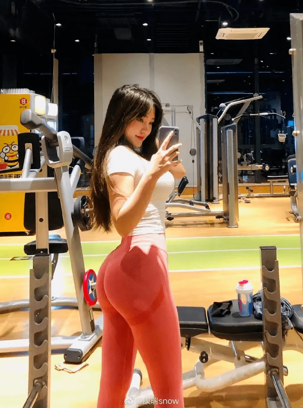 配合高蛋白的健身餐,以及适量有氧运动,从2018年开始,snow从头到脚都