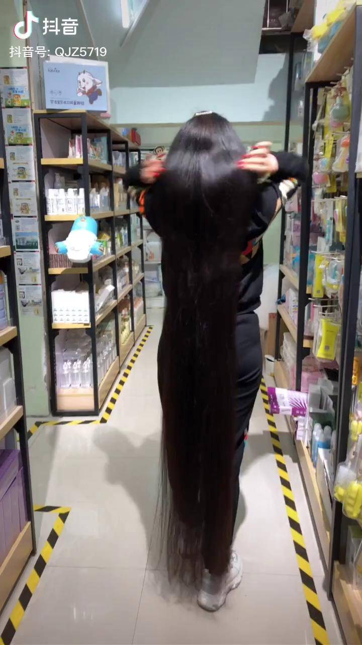 头发太长了长得太快了一把抓不完减掉一半会不会好看很多