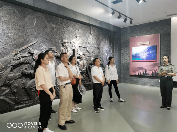 在瓮安事件警示教育基地,通过讲解员的全面讲解和观看展示的事件图片