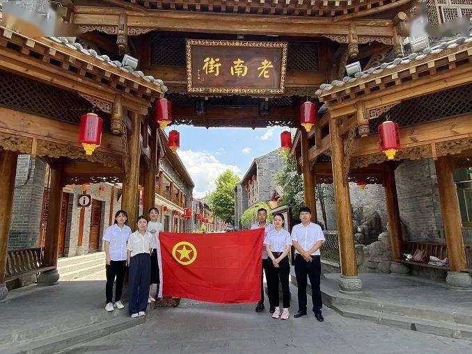 在"红军槐"下认真聆听了党支部书记讲述《习仲勋与两当兵变》的红色