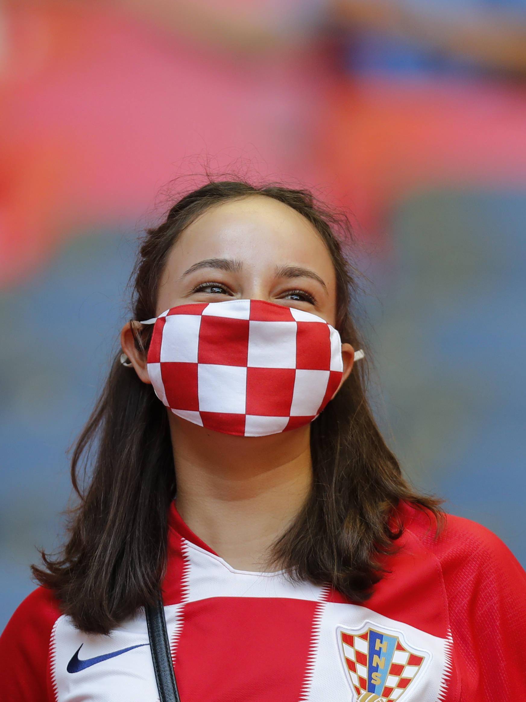 欧洲杯看台:女球迷闯入球场,丹麦球迷最幸福