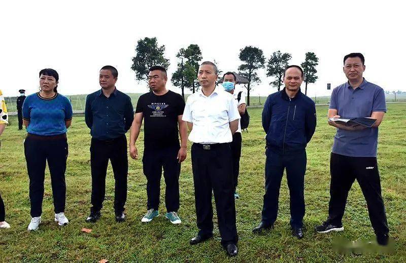 在凤凰中学,李淞与北京市公安局足球支教团队教练亲切交流,了解他们
