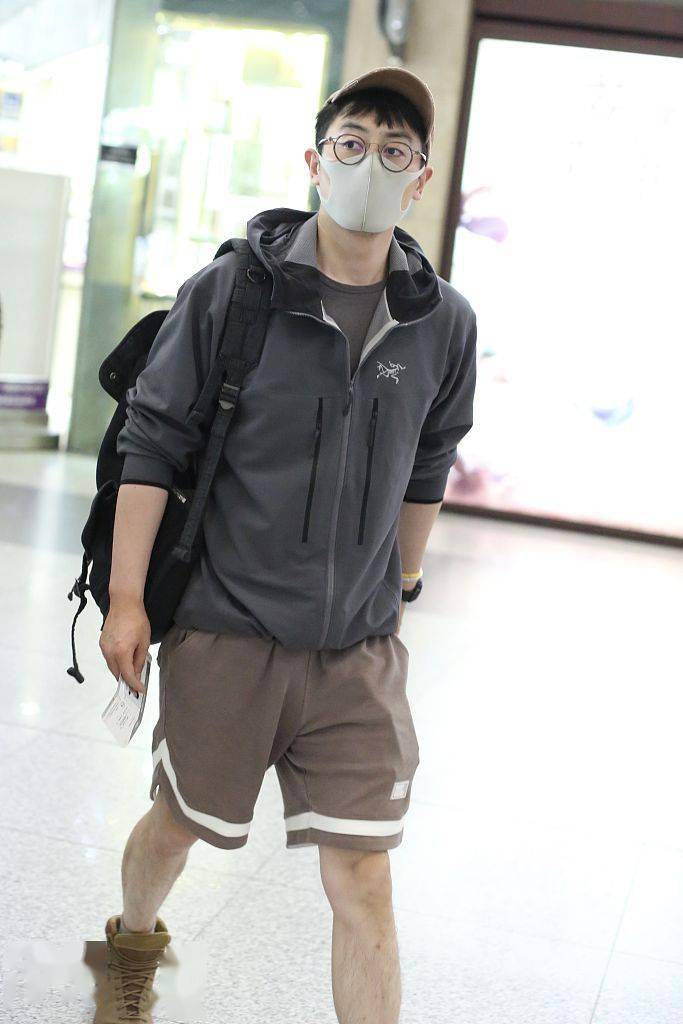 朱亚文冲锋衣配短裤变身运动少年 见到粉丝主动打招呼超亲和