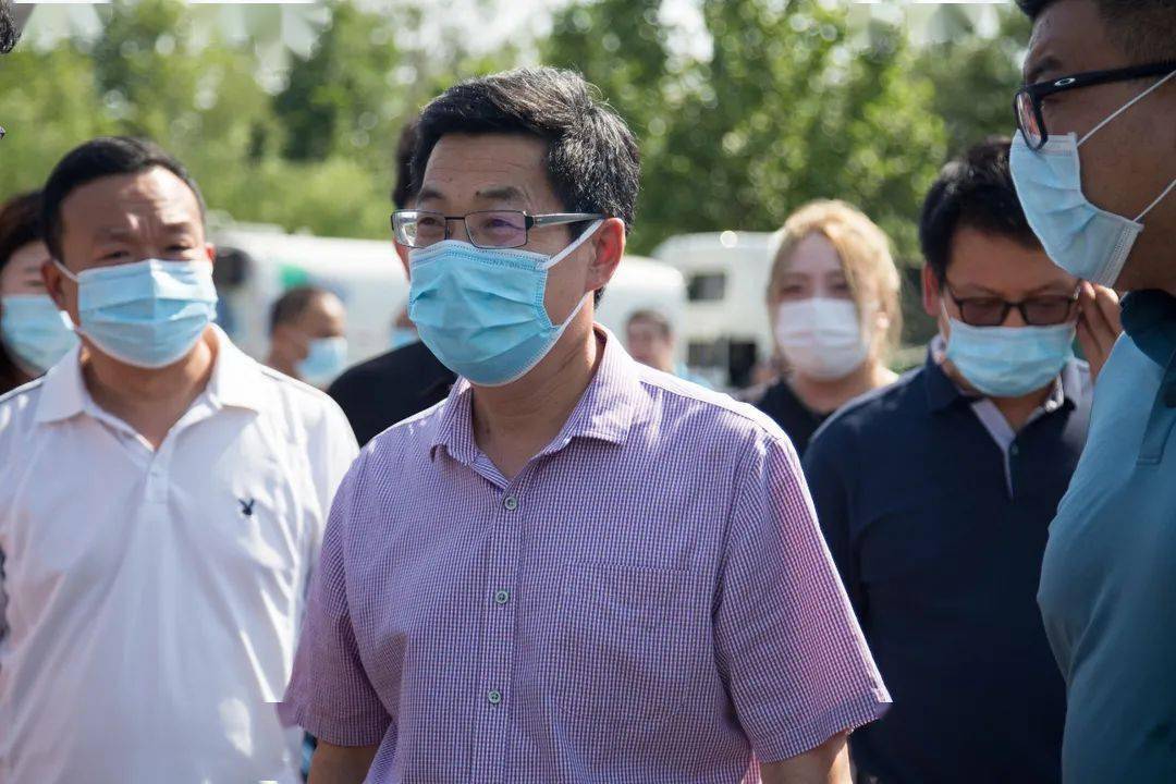 海淀区园林绿化局党组书记,局长王志伟检查园林绿化施工现场及人员