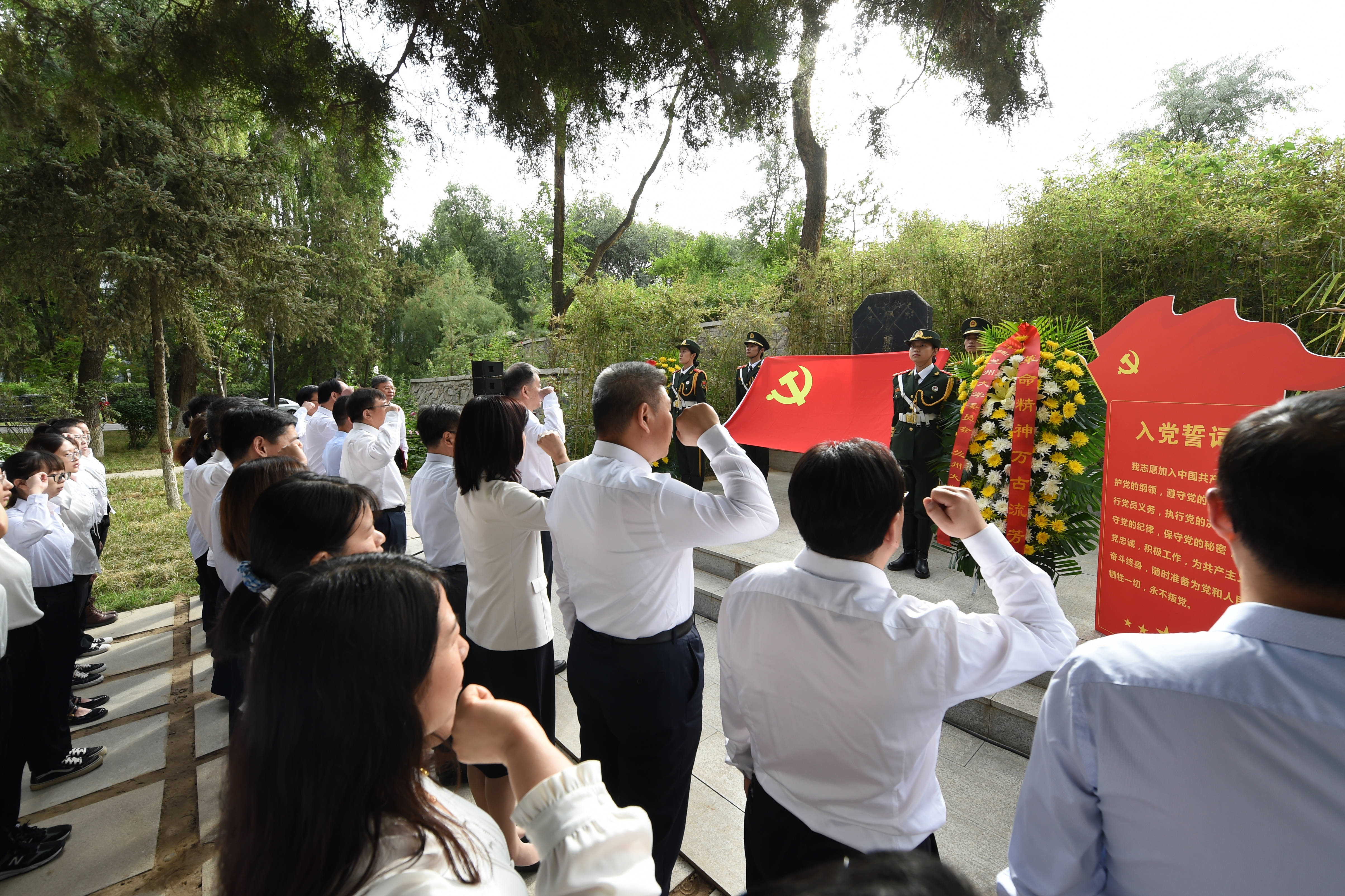 党员入党宣誓活动在此举行,人民英雄国家荣誉称号获得者张定宇领誓