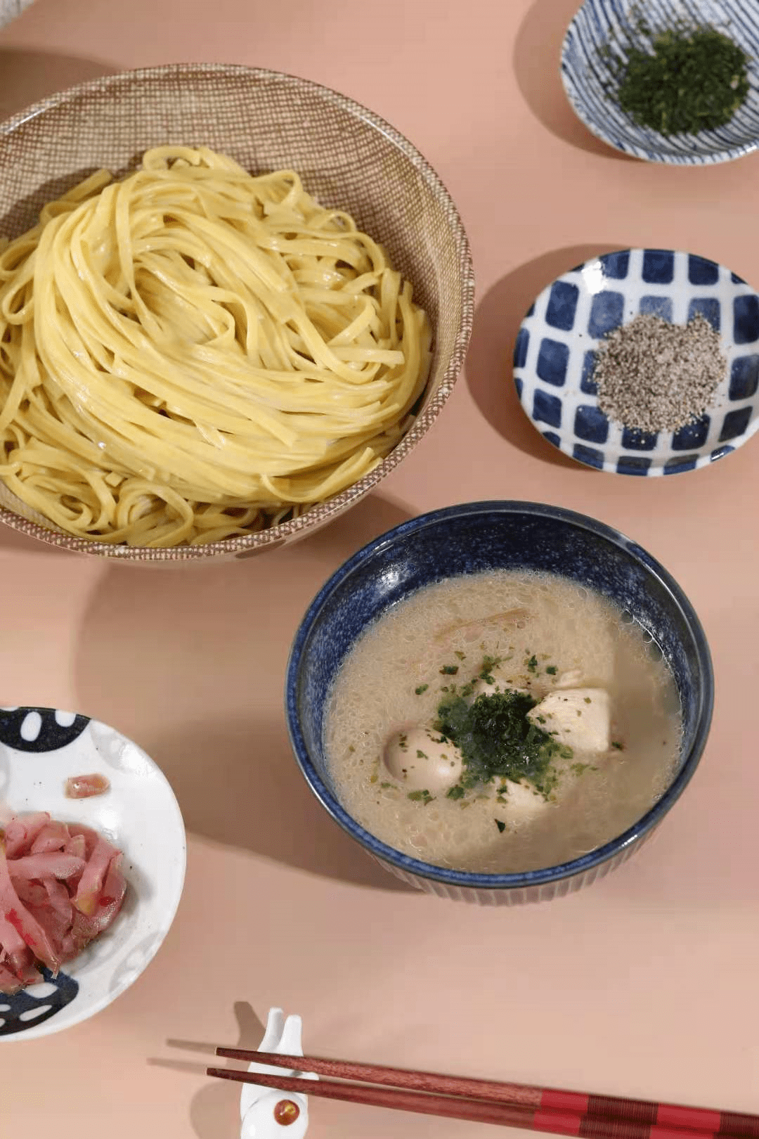 十分钟就能搞定的地道日式沾面金将玉子面鸡豚鲣鱼汤一口入魂