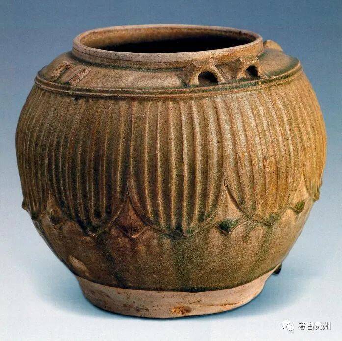 堆塑莲花青瓷罐 无颈,腹部圆鼓,罐底平坦,肩部有桥形系六个.