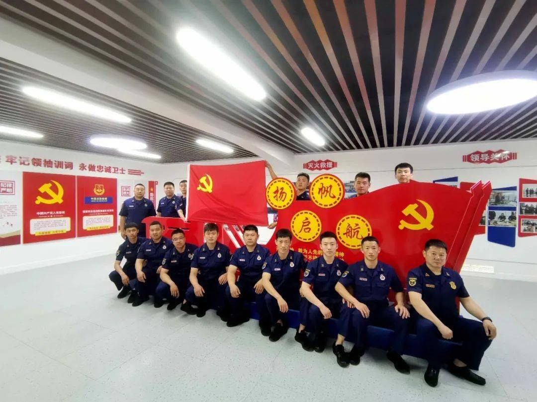 信仰与党旗合影用镜头定格丹东支队开展我与党旗合张影活动
