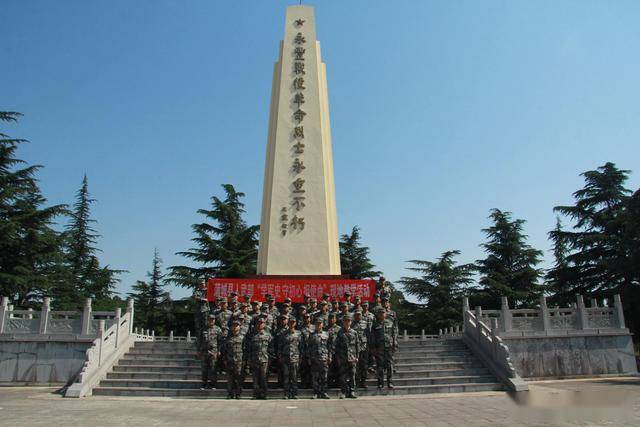 活动开始后, 4名专武干部向烈士纪念碑敬献花篮,随后,全体人员一同在