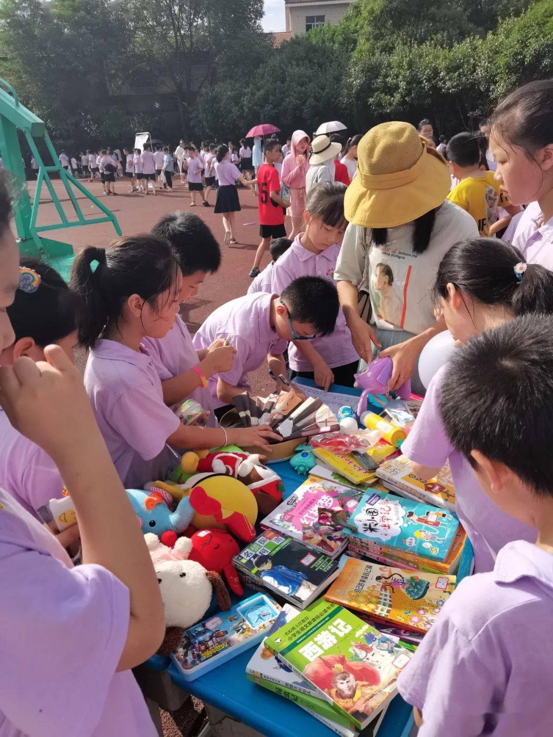 小鬼来当家摆摊做老板英发学校小学部第四届校园跳蚤市场活动