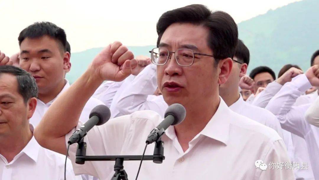 宣誓入党,市委书记邓群策领誓,市委常委,市委组织部部长胡绪阳主持