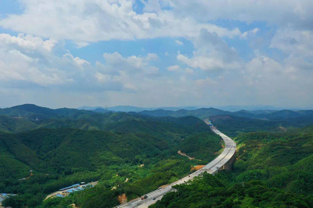 市從化區鰲頭鎮接佛清從高速,途經清遠市清城區,佛岡縣,英德市,陽山縣