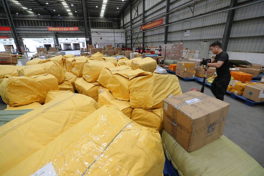 报道,一年一度的6·18电商大促后,快递企业又迎来了一波揽件,配送高峰