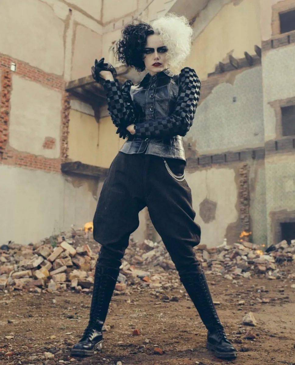 是摇滚反叛的新兴力量,造型以混搭,拼接为主,简直是新一代的朋克女王