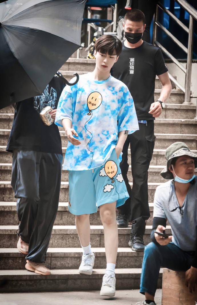 新鲜橙子的路透比女团还清爽 范丞丞一身蓝白短袖短裤现身街头