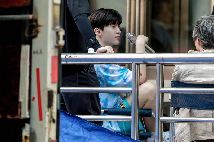 新鲜橙子的路透比女团还清爽 范丞丞一身蓝白短袖短裤现身街头