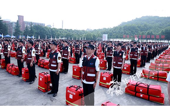 重庆背囊化卫生应急快速小分队 30分钟抵达灾害一线_救援