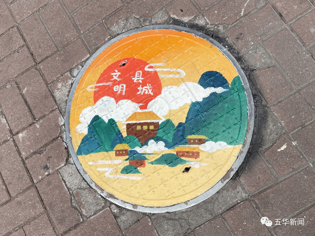 快来看彩绘井盖亮相街头五华脚下风景你喜欢吗