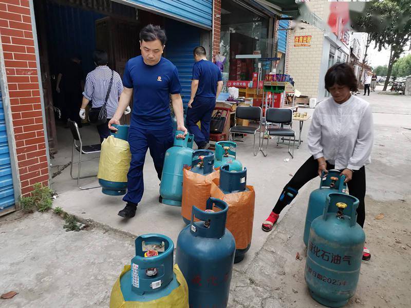 據胡某自述:他是麻城市某液化氣公司員工,主要負責運送銷售灌裝液化氣