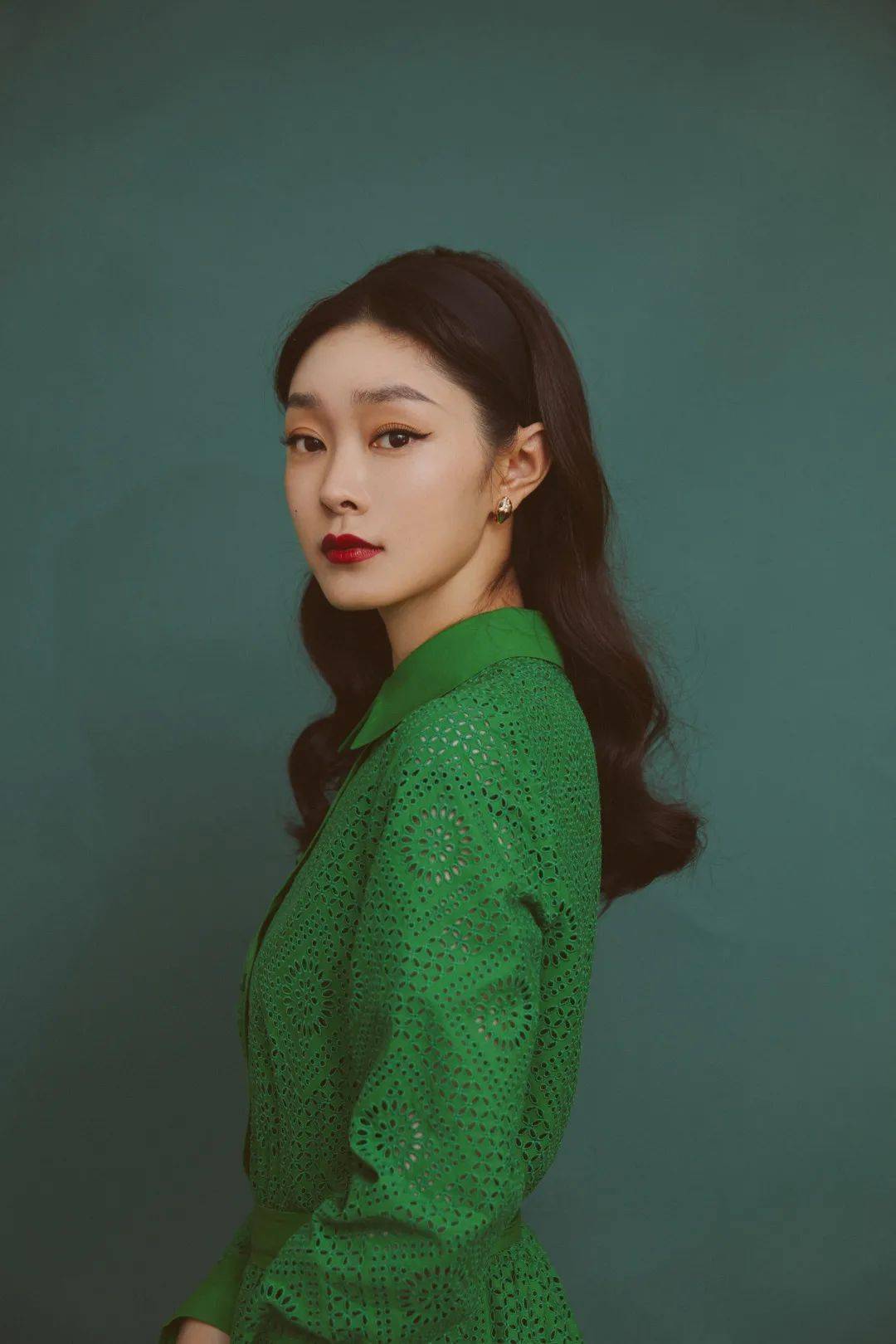 绿色衬衫长裙没及脚裸,中分的大波浪好似曲线蜿蜒,精致典雅,那个自带