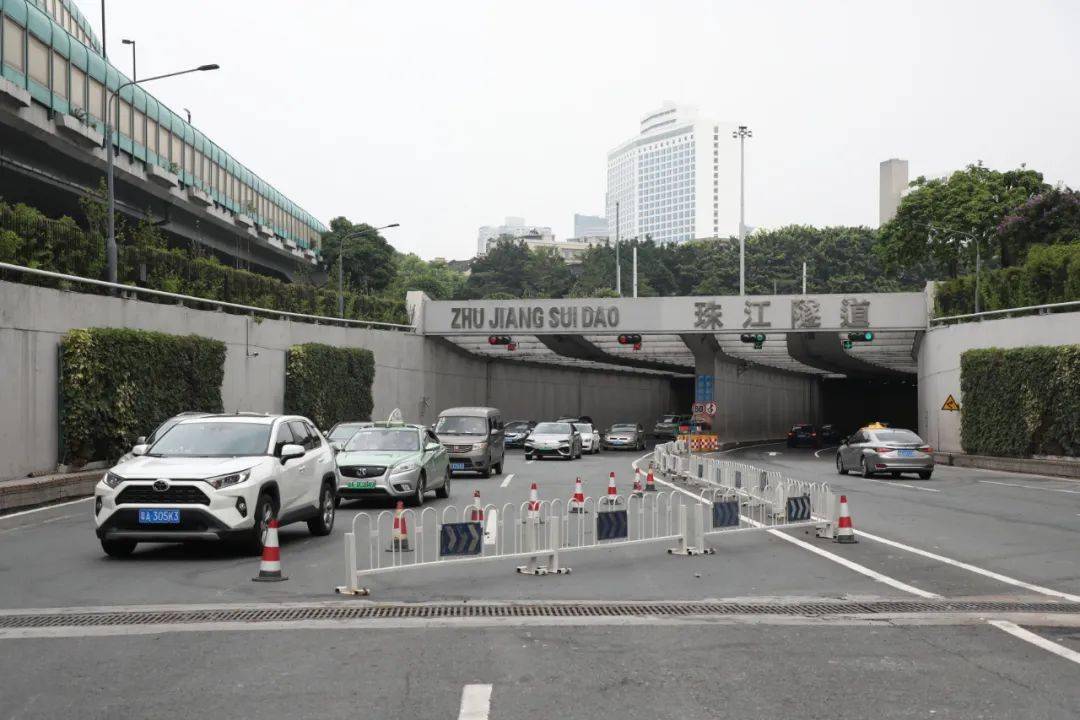 下午2时,珠江隧道出口恢复正常通行.